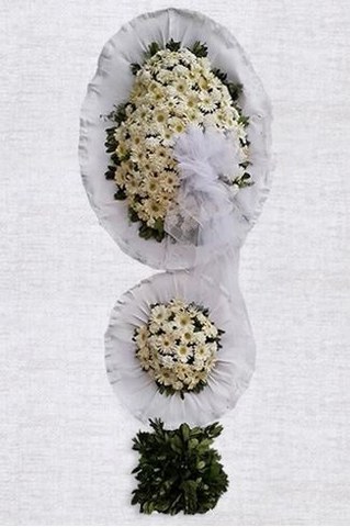  beyaz çiçeklerden hazırlanmış çelenk