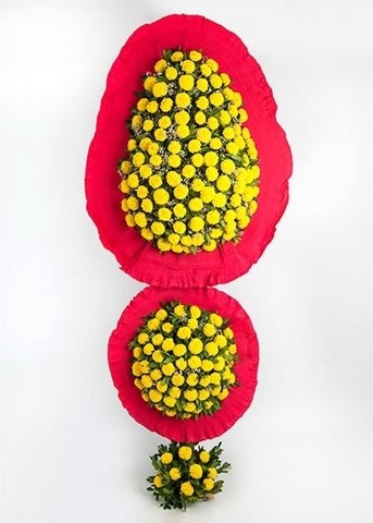 kırmızı çevre ve sarı çiçeklerden oluşan gelin duvağı